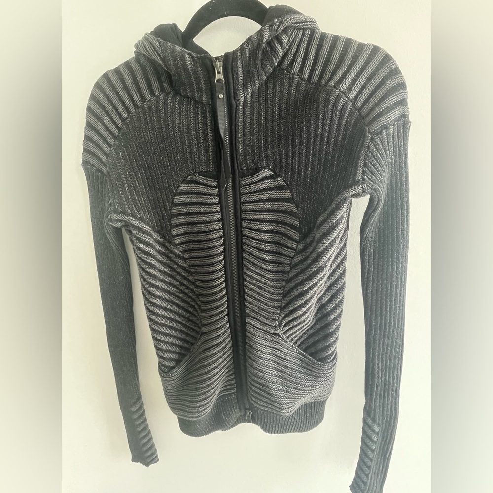 Lulu Lemon Zip-up sweater hoodie. Size 4